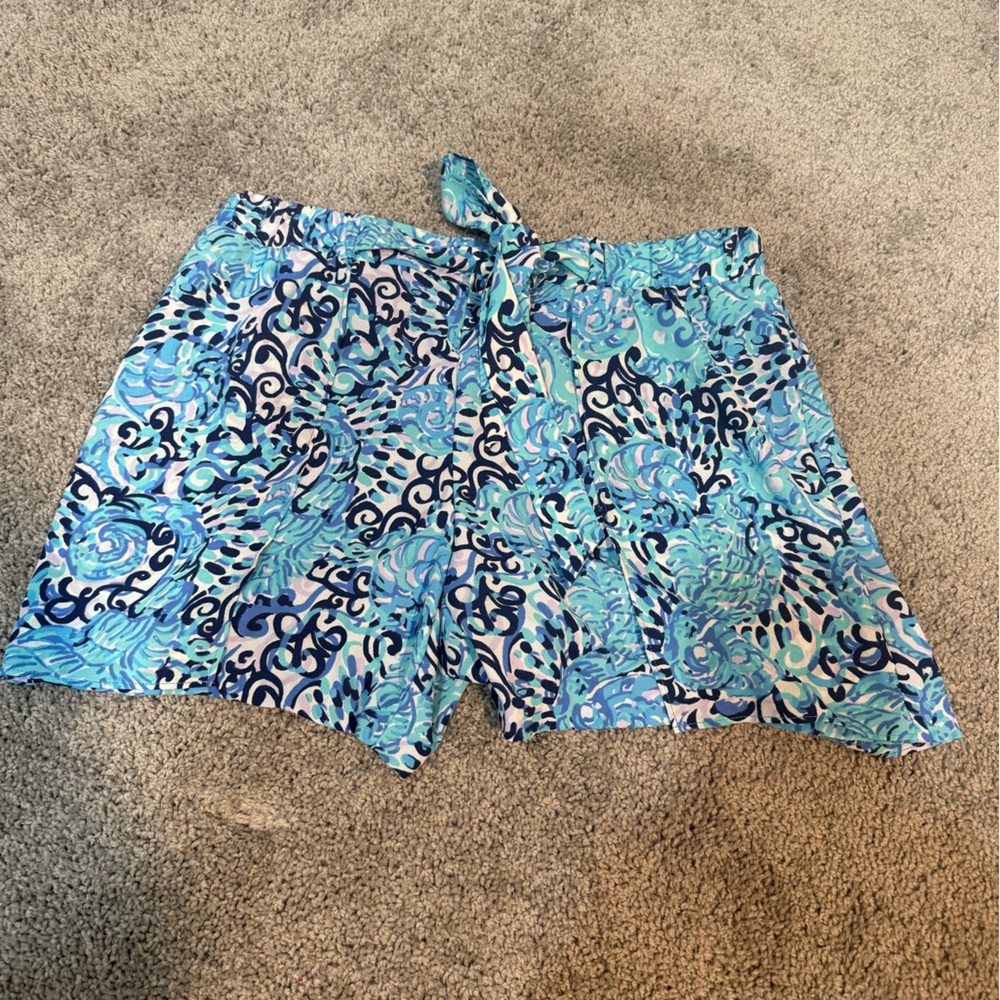 Lily Pulitzer summer Blue and White Patterned Shorts size 4 elastic waist